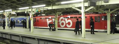 横浜駅のレインボー塗装EF65
